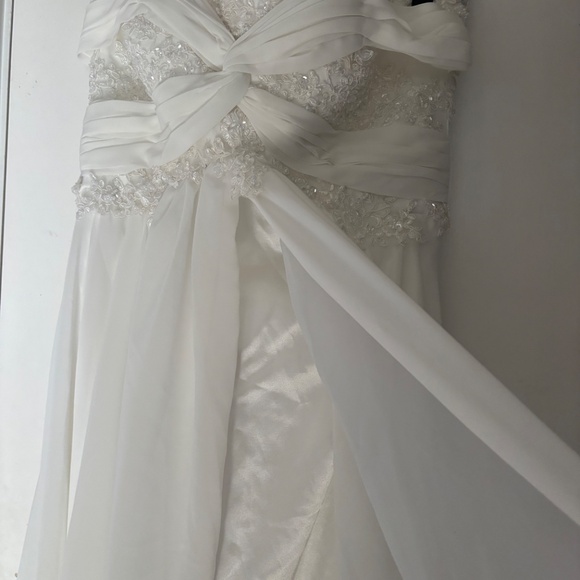 White gown with bead detail and small train - Picture 10 of 14